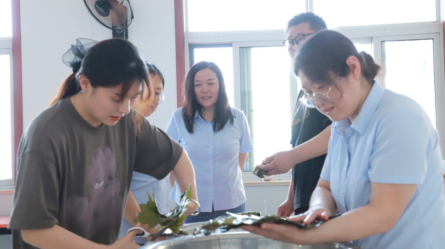 粽香飘满司 端午情更浓